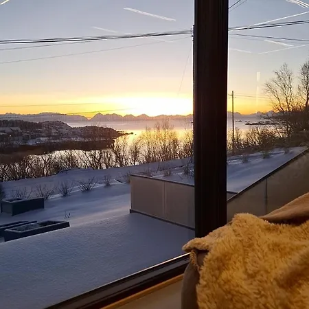 Nyrenovert Hus Med Havutsikt, Naert Fjell Og Turloyper * Bo (Nordland)