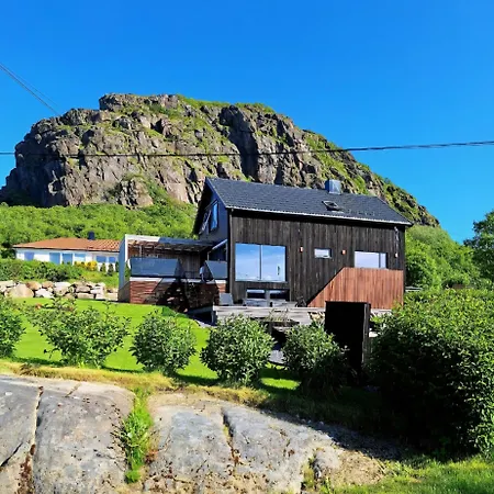 Nyrenovert Hus Med Havutsikt, Naert Fjell Og Turloyper * Bo (Nordland)