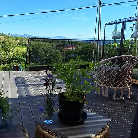 Feriehus Nyrenovert Hus Med Havutsikt, Naert Fjell Og Turloyper