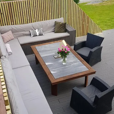 Nyrenovert Hus Med Havutsikt, Naert Fjell Og Turloyper