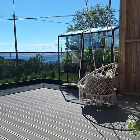 Nyrenovert Hus Med Havutsikt, Naert Fjell Og Turloyper Feriehus *