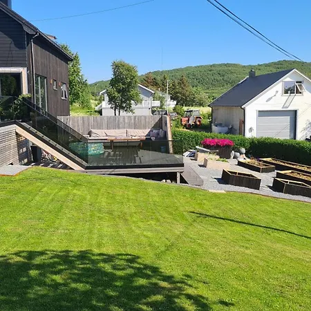 Nyrenovert Hus Med Havutsikt, Naert Fjell Og Turloyper