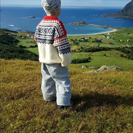 Nyrenovert Hus Med Havutsikt, Naert Fjell Og Turloyper Feriehus